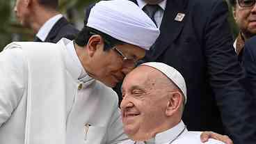 Francisco visita maior mesquita da Ásia e defende harmonia religiosa