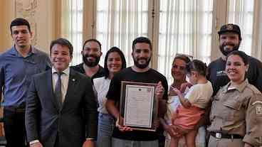 Mototaxista que salvou criança é homenageado no Rio de Janeiro