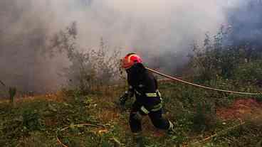 Três bombeiros morrem durante combate a dezenas de incêndios em Portugal