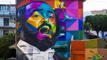 Kobra inaugura mural de Luciano Pavarotti na Itália