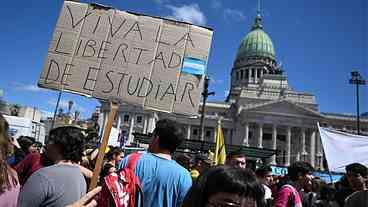 Universidades entram em greve contra veto do presidente da Argentina