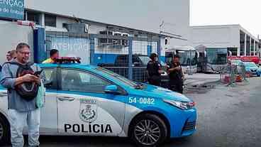 Criminosos sequestram sete ônibus e usam como barricadas no Rio