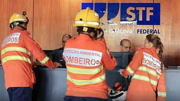 Após princípio de incêndio, bombeiros vistoriam sede do STF