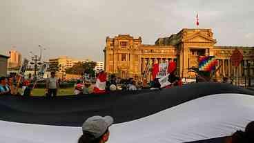 Manifestantes protestam na capital do Peru exigindo renúncia da presidente