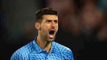 Djokovic supera Couacaud e segue em busca de seu 22º título de Grand Slam