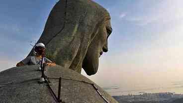 Cristo Redentor fica às escuras durante manifesto pela 'Hora do Planeta'