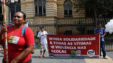 Em ato contra a violência, professores criticam condições de trabalho