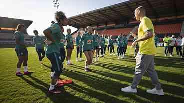 Seleção brasileira feminina treina com apoio de Richarlison