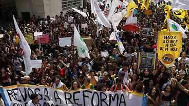 Instituições ligadas à educação aprovam suspensão do novo ensino médio