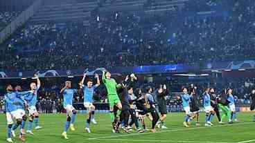 Torcida do Napoli faz foguetório em frente ao hotel do Milan