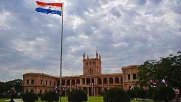 Paraguaios vão às urnas em eleição acirrada