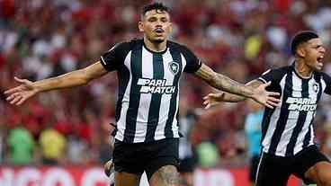 Botafogo vence o Flamengo e assume a liderança do Brasileirão