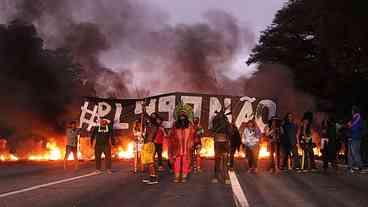 Em São Paulo, povo guarani bloqueia rodovia contra marco temporal