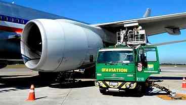 Cai o preço do querosene de aviação, mas o da gasolina sobe