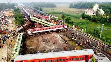 Supera 300 número de mortos em gravíssimo acidente de trem, na índia