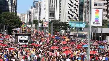 Parada LGBT une luta por políticas e festa em São Paulo