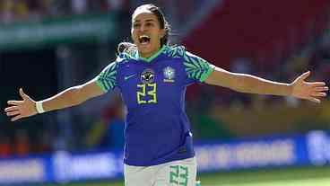 Seleção feminina de futebol goleia as chilenas, rumo à Copa do Mundo