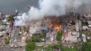 Incêndio atinge comunidade da Prainha, no Guarujá, litoral de SP