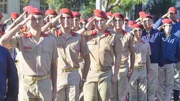 MEC encerra experiência neofascista, em escolas cívico-militares