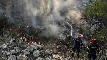 Incêndios na Grécia forçam deslocamento de centenas de pessoas