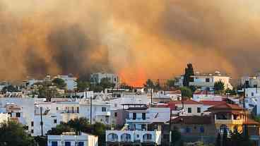 Incêndios na Grécia chegam ao continente e deixam mortos