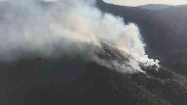 Bombeiros trabalham para conter incêndio na Serra do Japi