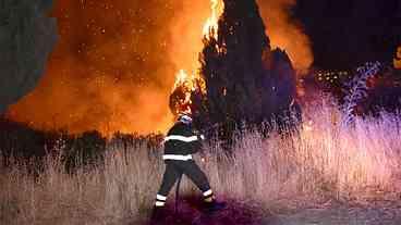 Incêndio em lixão polui fontes de alimentos no sul da Itália