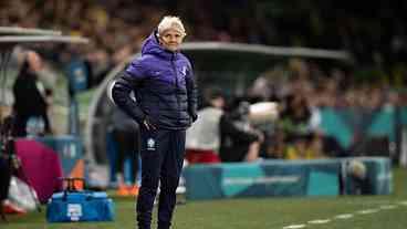 Pia Sundhage atribui eliminação a jogo lento e demora nas substituições