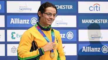 Brasil conquista ouro com Douglas Matera e Carol Santiago no Mundial de natação