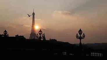 Torre Eiffel é liberada ao público, após falsa ameaça de bomba