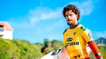 Sufista Filipe Toledo passa às finais do WSL, após vitória no Taiti