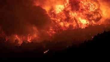 Grécia enfrenta o maior incêndio florestal na Europa, em anos