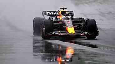 Verstappen vence em casa, na Holanda, um GP tumultuado pela chuva