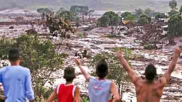 Moradores atingidos por crime ambiental da Samarco protestam no Rio Doce