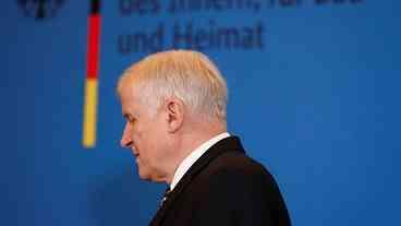 Conservador Seehofer deixará comando de partido aliado de Merkel