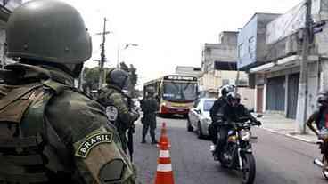 Policial troca tiros com militares e morre na Baixada Fluminense