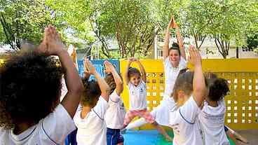 Conheça sete exercícios de yoga para praticar com bebês e crianças