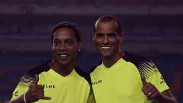 Barcelona afasta Ronaldinho e Rivaldo por apoio a neofascista