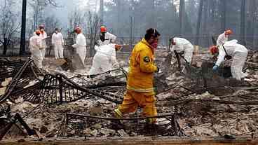 Equipes de busca vasculham áreas de incêndio na Califórnia