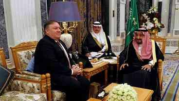 Pompeo debate caso Khashoggi com rei saudita