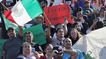 Mexicanos protestam contra imigrantes em Tijuana