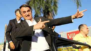 Com ‘a mão na faixa’, Bolsonaro avisa que vai banir os ‘marginais vermelhos’