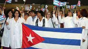 Raúl Castro recebe médicos cubanos que saíram do Brasil