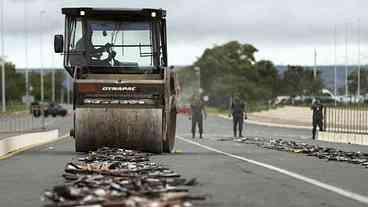 Brasília: Exército e CNJ destroem cerca de 4 mil armas