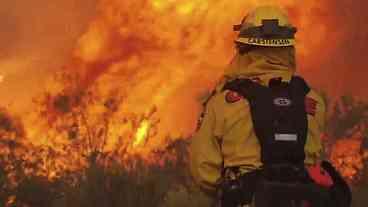 Bombeiros correm para conter incêndios da Califórnia