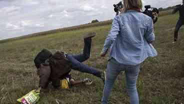 Hungria absolve cinegrafista que agrediu imigrantes