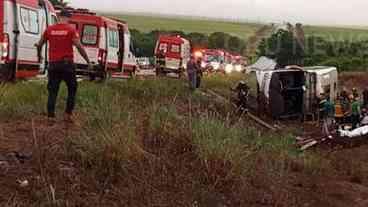 Capotamento de ônibus deixa mortos em rodovia de São Paulo