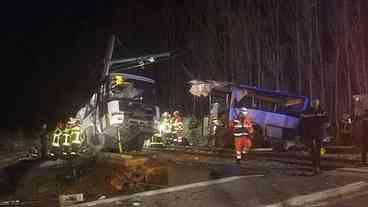 Sobe número de mortos em acidente entre ônibus e trem na França