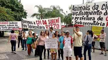 Manifestantes denunciam maus tratos a animais em centro da Prefeitura do Rio