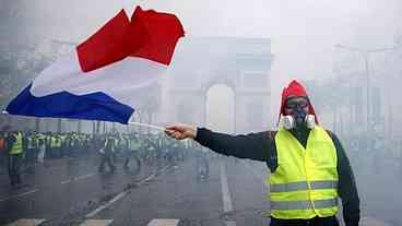 Protestos em Paris testam Emmanuel Macron